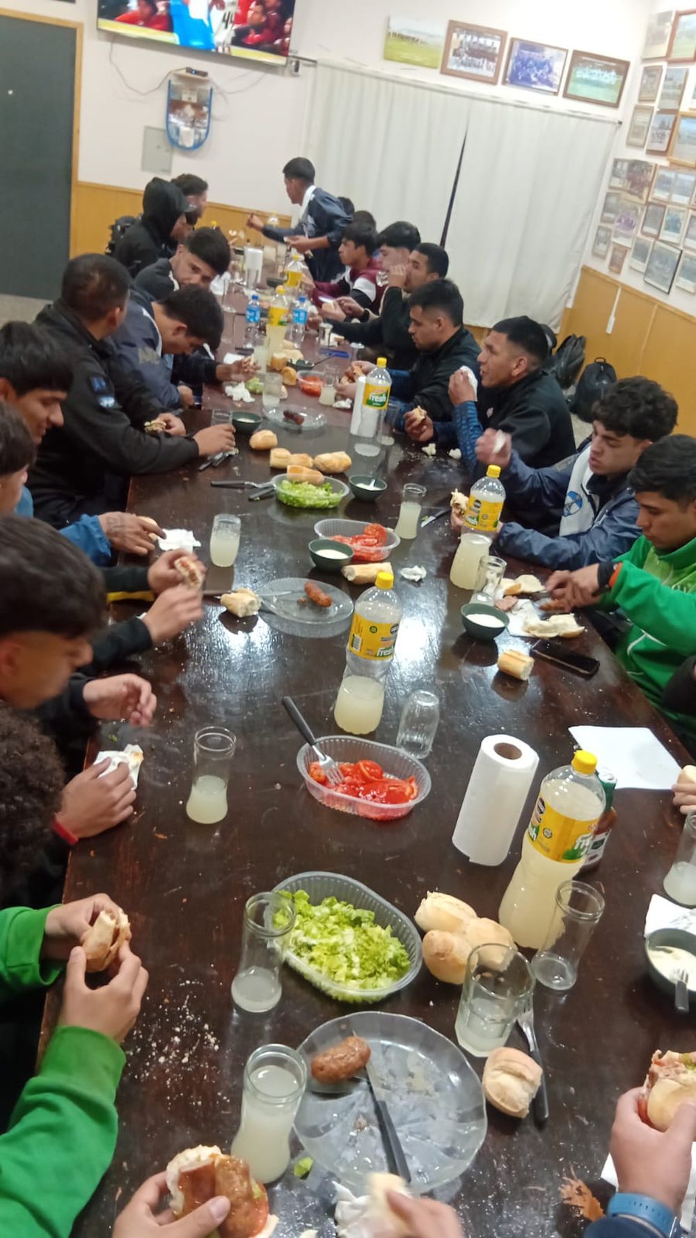 Agasajo. El plantel albardonero recibió el cariño de los clubes de la Liga en una comida post-entrenamiento.