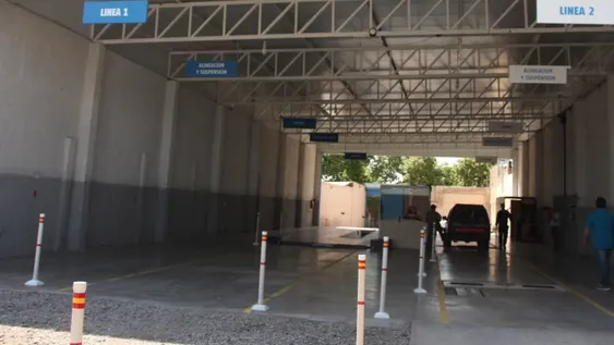 Ante la confusión por el DNU, menos gente lleva el auto a la RTO