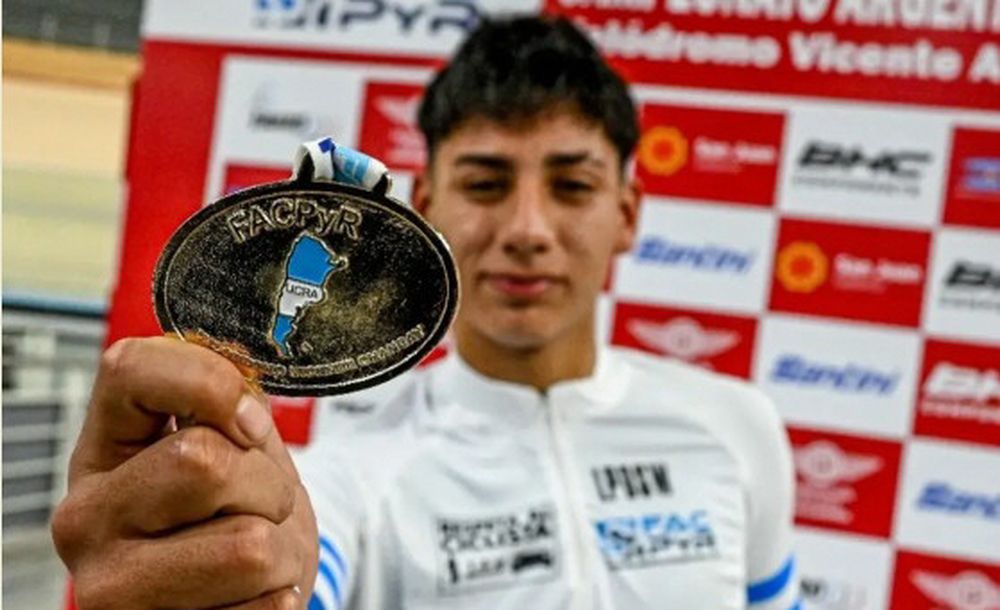 FACUNDO, integra la tercera generación ciclista de la familia Tivani. Campeón argentino de vueltas, integra el área de fondo del equipo nacional.