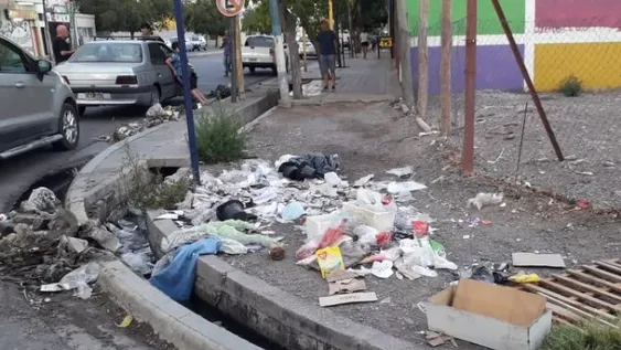 Vecinos reclaman por acumulación de basura en acequias y olores nauseabundos