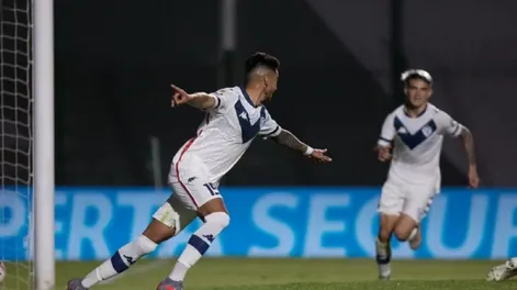 Vélez le ganó a Sarmiento y se prende en el torneo