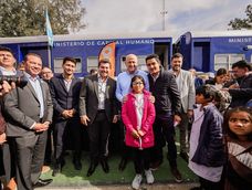Orrego y funcionarios junto a vecinos. Orrego y funcionarios junto a vecinos.