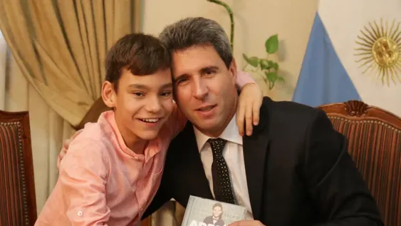 El cantante con hidrocefalia llegó a San Juan para participar en la Cumbre del Deporte