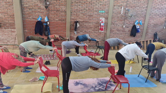 yoga en silla, la propuesta de una sanjuanina que nacio en pandemia y cada vez suma mas adeptos