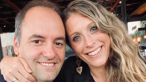 Manuel Adorni, jefe de Gabinete, junto a su esposa.