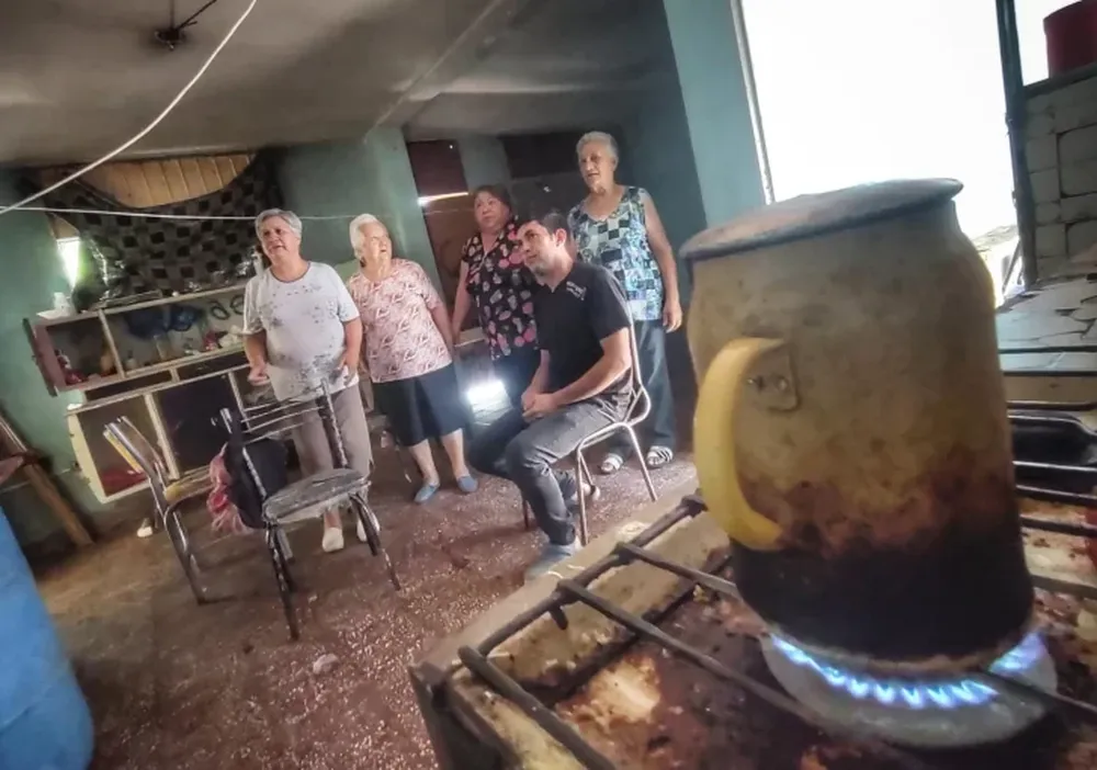 Vecinos apoyan a familia que usurpó una casa: dicen que el barrio mejoró