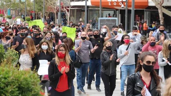 Unos 200 empleados de comercio marcharon por el horario de corrido