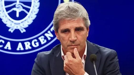 LUIS CAPUTO. El ministro se enfrenta hoy a una renovación de deuda crucial.