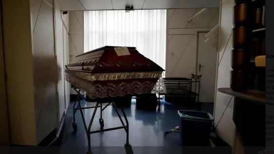 La iban a cremar y la hija descubrió que estaba viva