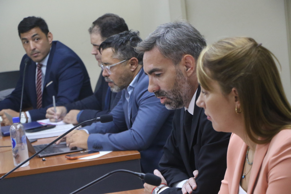 Al fondo la defensa: los abogados &Aacute;ngel Torres, Lionel Garc&iacute;a y Marcelo Fern&aacute;ndez; adelante: el fiscal Francisco Nicol&iacute;a y ayudante fiscal Gemma Cabrera.&nbsp;