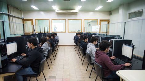 La Facultad de Exactas, de la UNSJ, ahora ofrece a los estudiantes Wifi de última generación.
