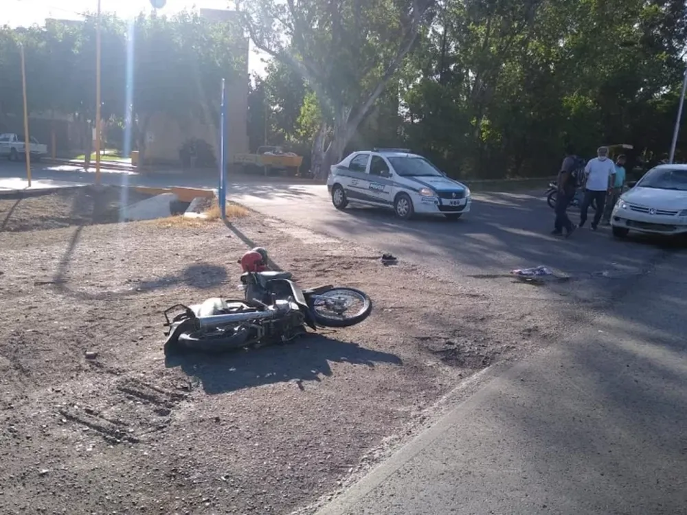 Iba en moto, fue embestido por una camioneta y está grave