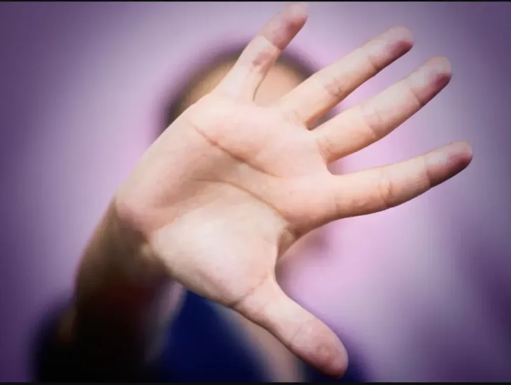 Golpeó a su esposa cuando se enteró que lo había denunciado: seis meses de prisión efectiva