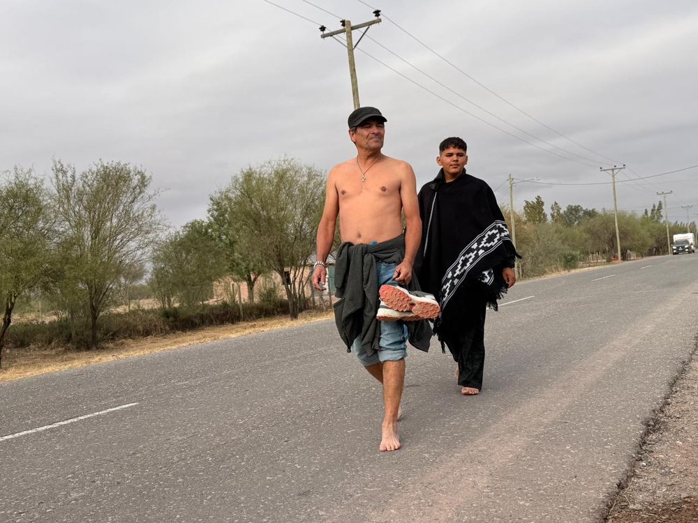 Desde hace 27 años Juan José López hace descalzo el camino de ingreso al pueblo de Bermejo hasta la capilla de San Expedito y la procesión en su honor. Este año lo hizo en compañía de su amigo, Bautista Díaz.