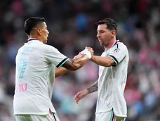 Suárez le cede a Messi la cinta de capitán tras ingresar a los 7 minutos del segundo tiempo.