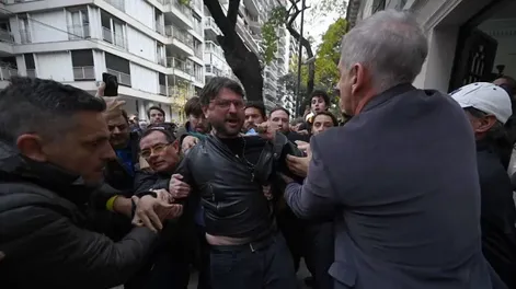 ENTRE GOLPES Y  EMPUJONES. Así detuvieron a Grabois cuando estaba en la vereda.
