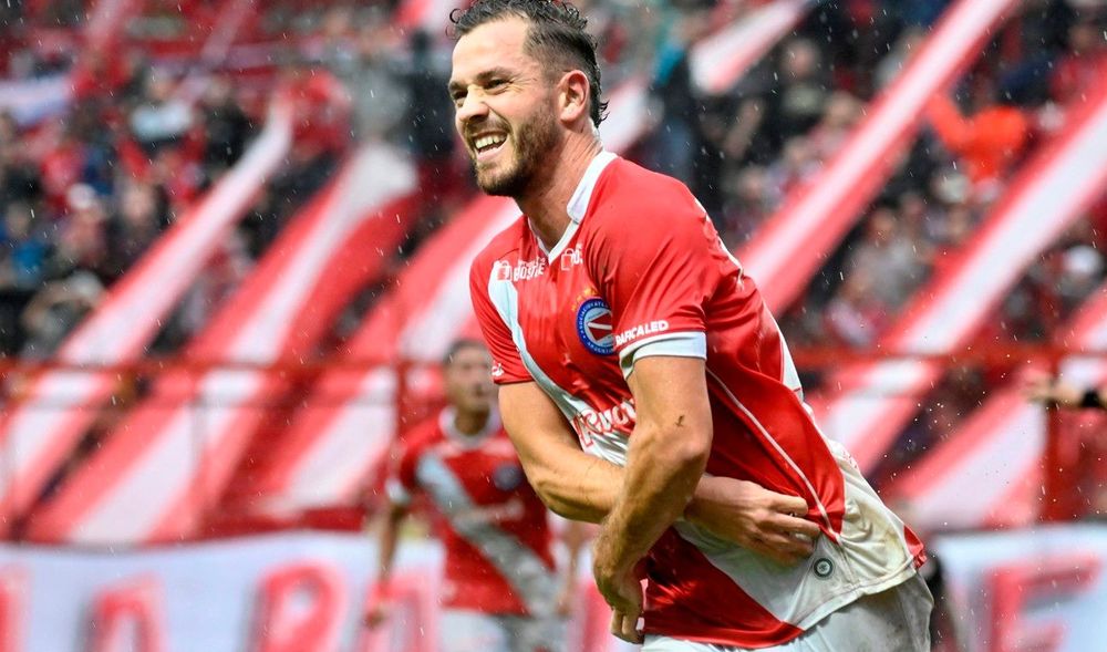 Goleador. Tomás Molina le dio el pase a la semifinal a Argentinos ante Huracán y este domingo jugará contra Belgrano.