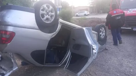Perdió el control del auto y volcó en Pocito
