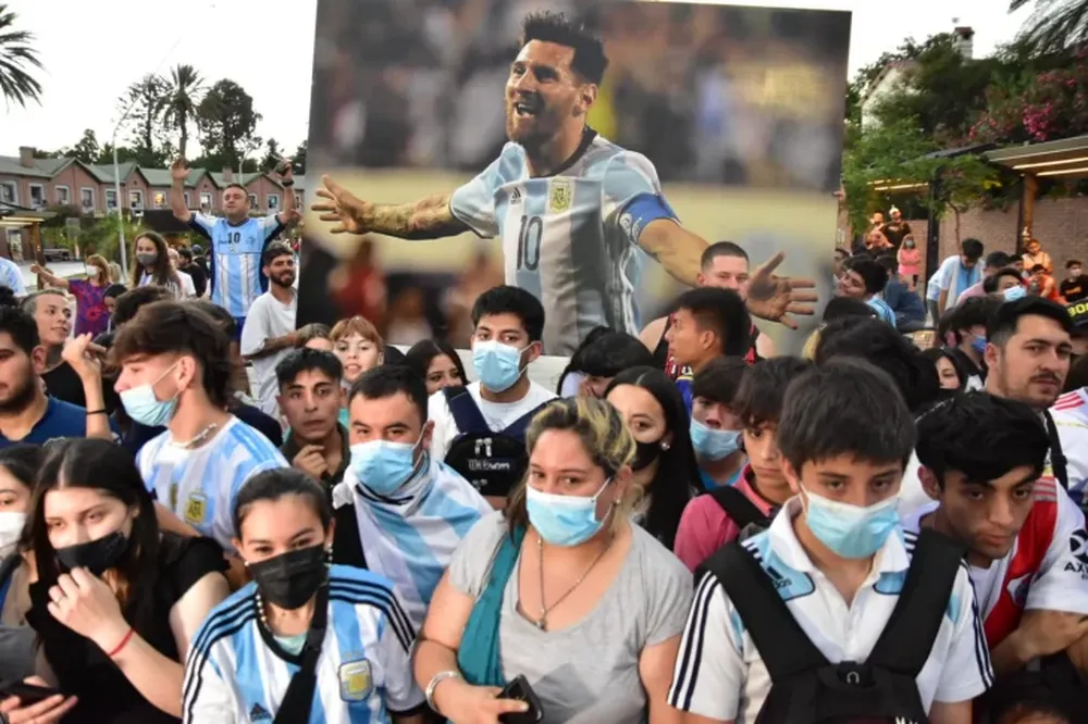 Una multitud esperó a la Selección: las historias del fanatismo por la albiceleste