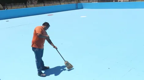 Diario de Cuyo | LISTA. La pileta del Centro Valenciano está lista para iniciar la temporada a partir del próximo 1 de diciembre. Sólo pintarla costó 1 millón de pesos.