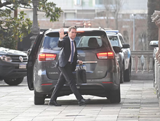 Diego Santilli saluda al ingresar a la Casa Rosada para asistir a una reunión de gabinete.