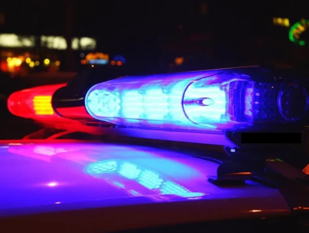 Un policía embistió a un motociclista, huyó y terminó impactando contra un árbol