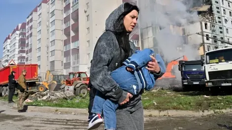 Mueren seis personas y decenas resultan heridas en una ola de ataques rusos en Ucrania