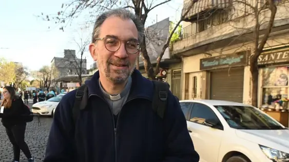 CARRARA. El cura villero del Papa.