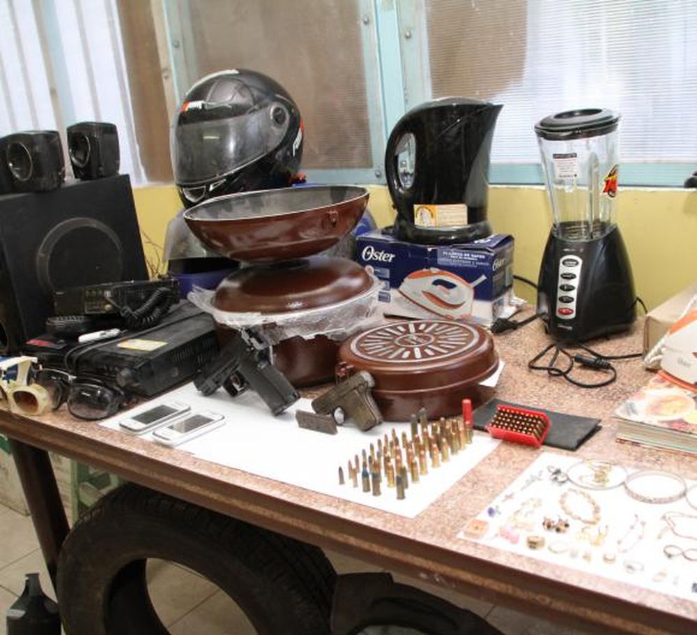 Secuestran dos armas y municiones