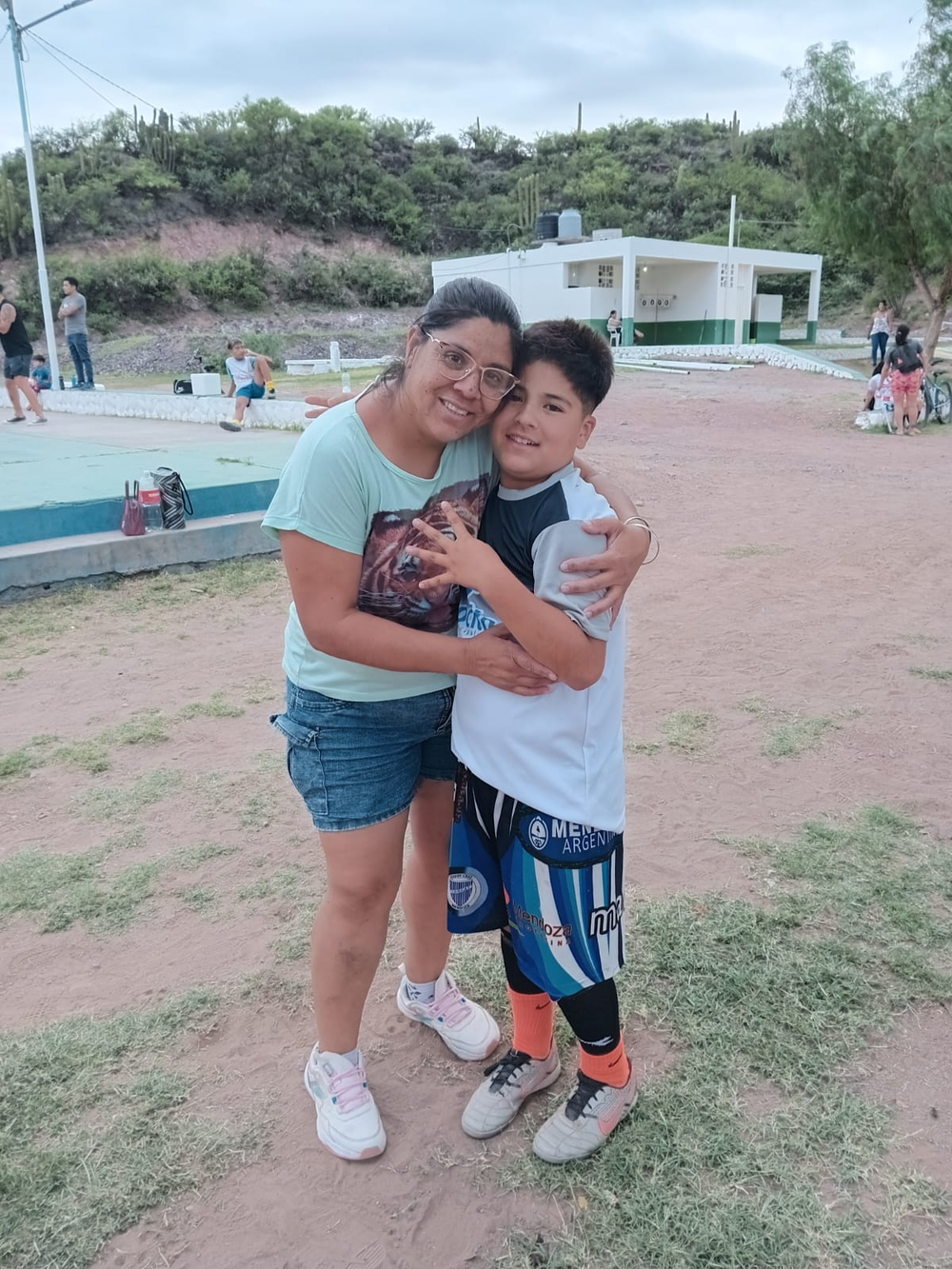 Simón junto a su mamá Erica.