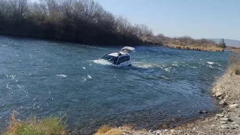 [VIDEO] Un juego de niños casi terminó de la peor manera: encendieron el auto y terminaron arrastrados por el río