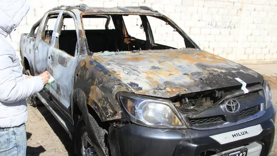 Denunció que le pegaron y le robaron una Hilux que luego quemaron, ¿fue un ajuste?