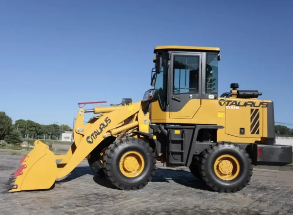 Se le prendió fuego una máquina cargadora mientras limpiaba una finca