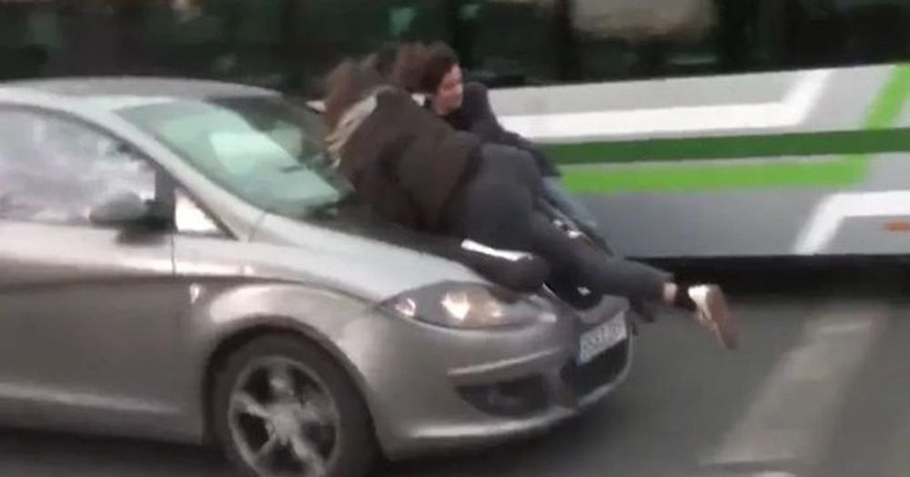 Impactante video: un auto atropelló a manifestantes que marchaban por el 8M en Barcelona