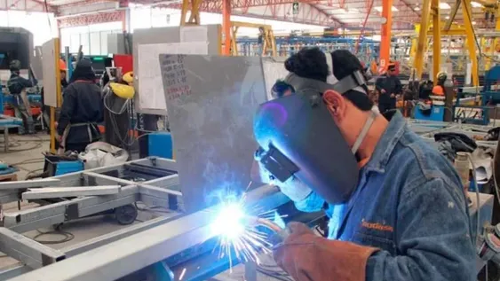 La economía cayó 2,7% en julio y marcó su cuarta caída consecutiva