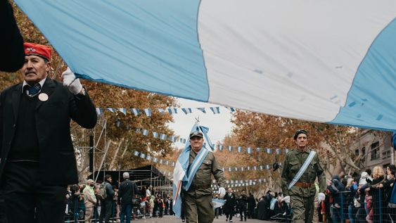 El 25 de mayo se realizará el desfile cívico-militar para conmemorar el Día de la Patria, pero habrá otras actividades en los departamentos para celebrar esta fecha. El 25 de mayo se realizará el desfile cívico-militar para conmemorar el Día de la Patria, pero habrá otras actividades en los departamentos para celebrar esta fecha.