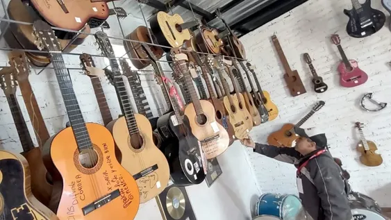 Con guitarras que donaron a la Difunta Correa, los niños aprenderán música gratis