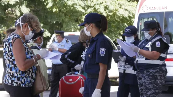 Repatriados: el aislamiento en hoteles seguirá unos meses más