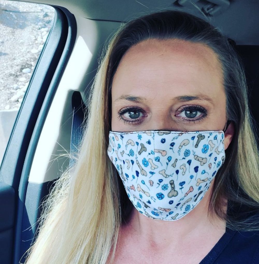 Una trabajadora social usa barbijos con penes por insólito motivo