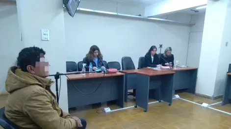 El sopechoso (izquierda) se negó a dar su veesión de los hechos. El juez ordenó que permanezca con prisióin preventiva por 3 meses.