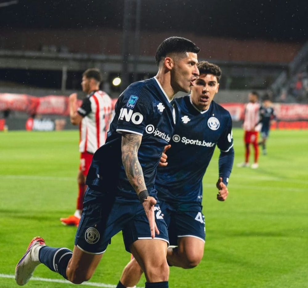 El volante marcó el único gol del encuentro, que le permitió no solo el triunfo a Independiente sino también trepar a la cima de la tabla anual.