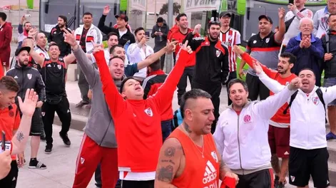 Por la barra brava se demoró el traslado del micro de River a la Bombonera