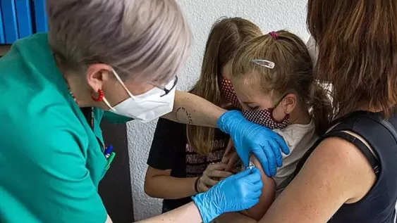 Alerta roja de OMS y Unicef por la mayor caída de vacunación en niños en tres décadas