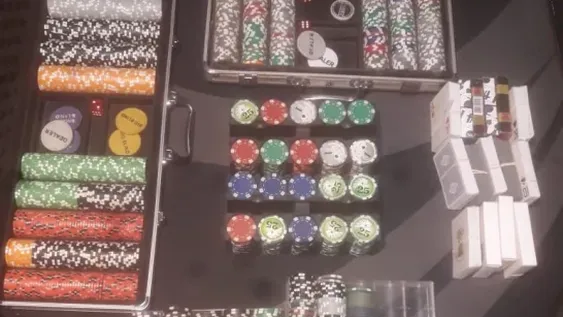 Detuvieron a 20 personas que estaban jugando a las cartas en el Jockey Club