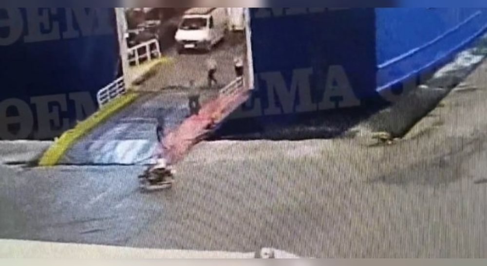 Tripulantes de un ferry arrojaran al mar a un pasajero por “llegar tarde” y murió ahogado