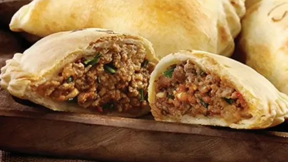 Compró sólo 4 empanadas para comer al paso y quedó indignado al ver el ticket