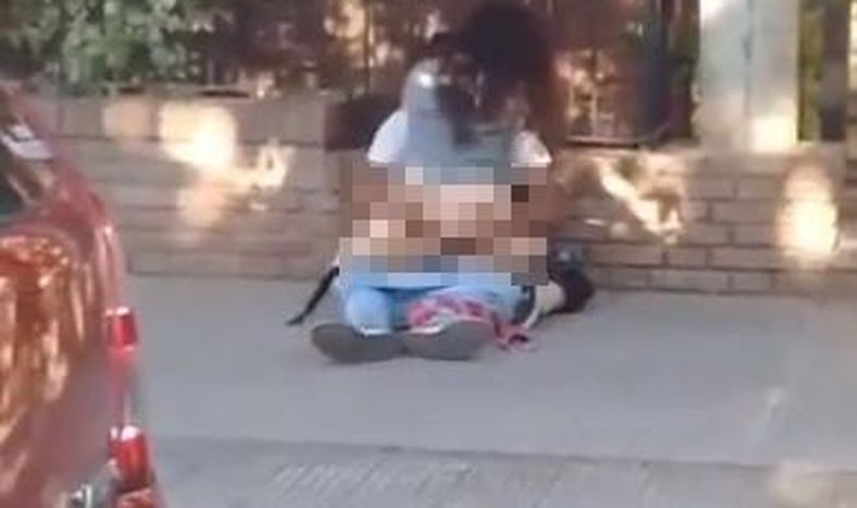 Tenían sexo en la calle y fueron escrachados