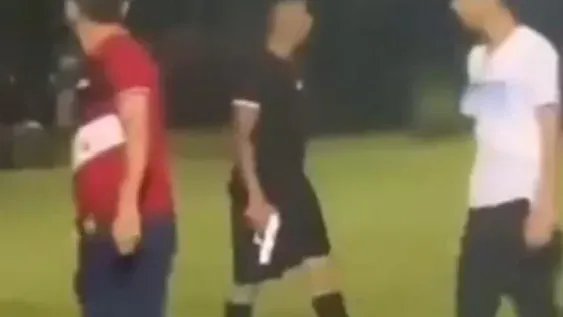 Un árbitro fue increpado por hinchas y sacó un arma para defenderse