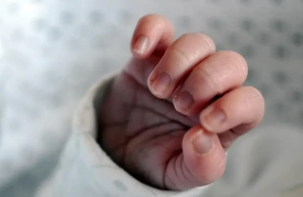 Llegó a la comisaría con su recién nacido asfixiándose y los policías le salvaron la vida