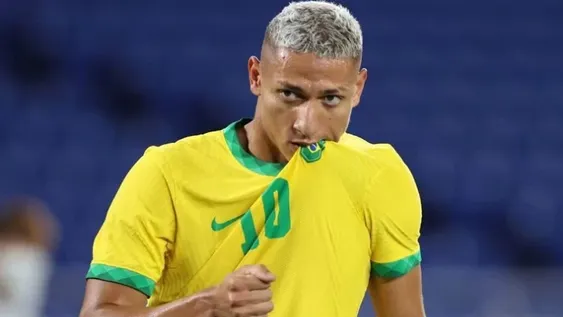 Alarma en Brasil: Richarlison se lesionó y se retiró en muletas de la cancha